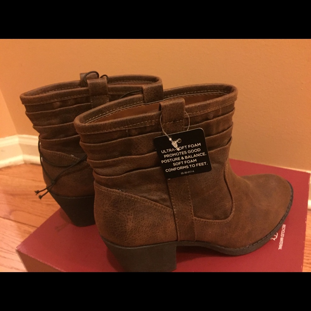 Arizona jeans co women’s foam boots sz6